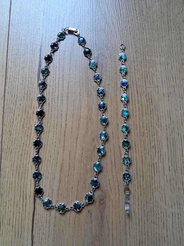 Collier et bracelet assortis tons bleus nacrés, Bijoux, Sacs & Beauté, Colliers, Enlèvement ou Envoi, Comme neuf, Bleu, Autres matériaux