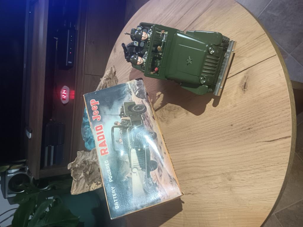Radiogestuurde jeep uit de jaren 1958, Verzamelen, Verzenden, Zo goed als nieuw