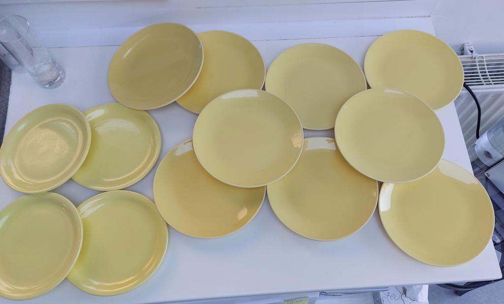 13 assiettes jaunes table de Pâques dessert, Enlèvement, Comme neuf, Céramique, Assiettes(s)