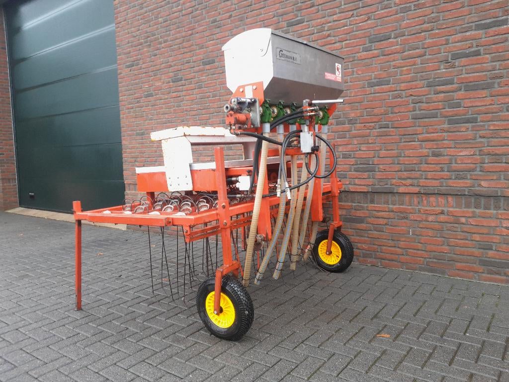 Aangedreven Wiedeg met Opbouwstrooier, Ophalen, Gebruikt