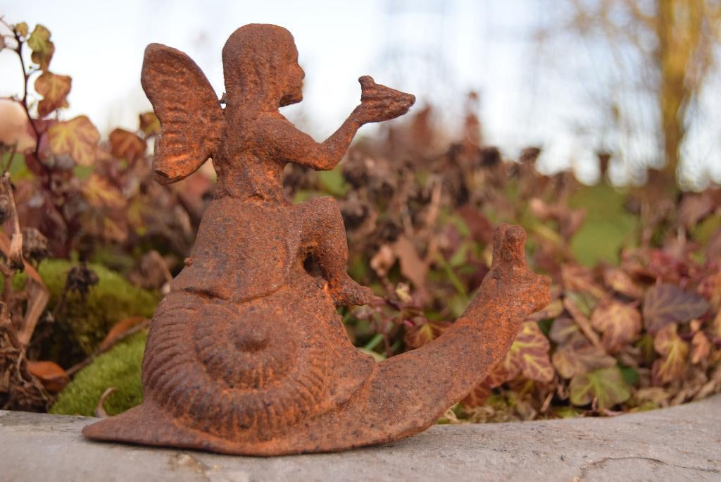 ELFE,FEE EN FONTE ASSISE SUR UN ESCARGOT ET TENANT UN OISEAU, Enlèvement ou Envoi, Comme neuf