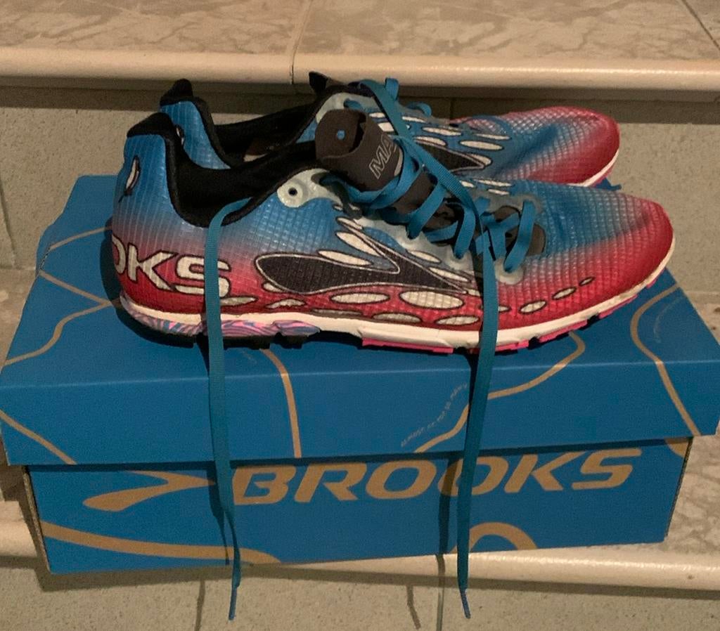 Hardloopschoenen met spikes Brooks Mach 38,5, Ophalen of Verzenden, Gebruikt, Hardlopen, Hardloopschoenen