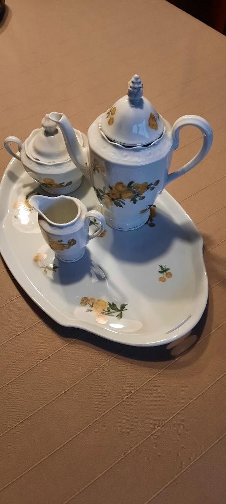 Dienblad met koffiekan melk- en suikerpot, Ophalen