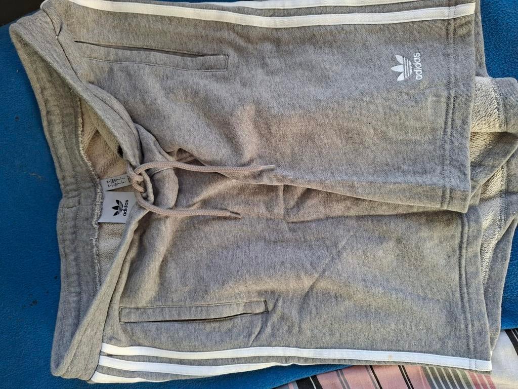 short adidas..3 stripes..is maat l  maar zit eerder als xl, Ophalen, Zo goed als nieuw, Maat 52/54 (L)