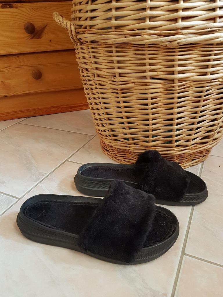 Claquettes en fourrure, Autre, Enlèvement ou Envoi, Comme neuf, Pantoufles