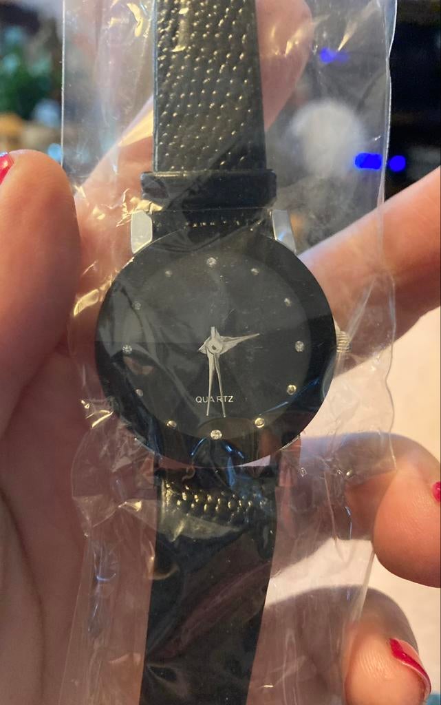 Montre Quartz Noire neuve, Neuf, Montre-bracelet, Autres marques
