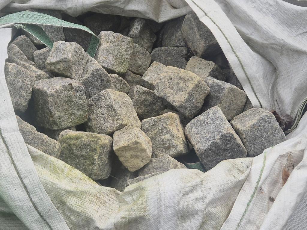 Te koop Portugese graniet kasseien 8 a 10 cm, Ophalen, Zo goed als nieuw