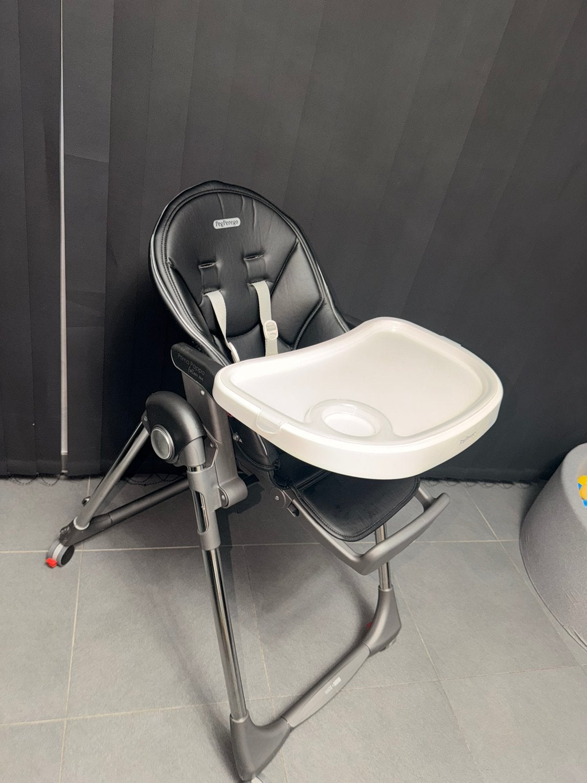 Peg Perego Prima Pappa Follow Me – Zwart – Zeer goede staat, Kinderen en Baby's, Ophalen, Zo goed als nieuw, Afneembaar eetblad