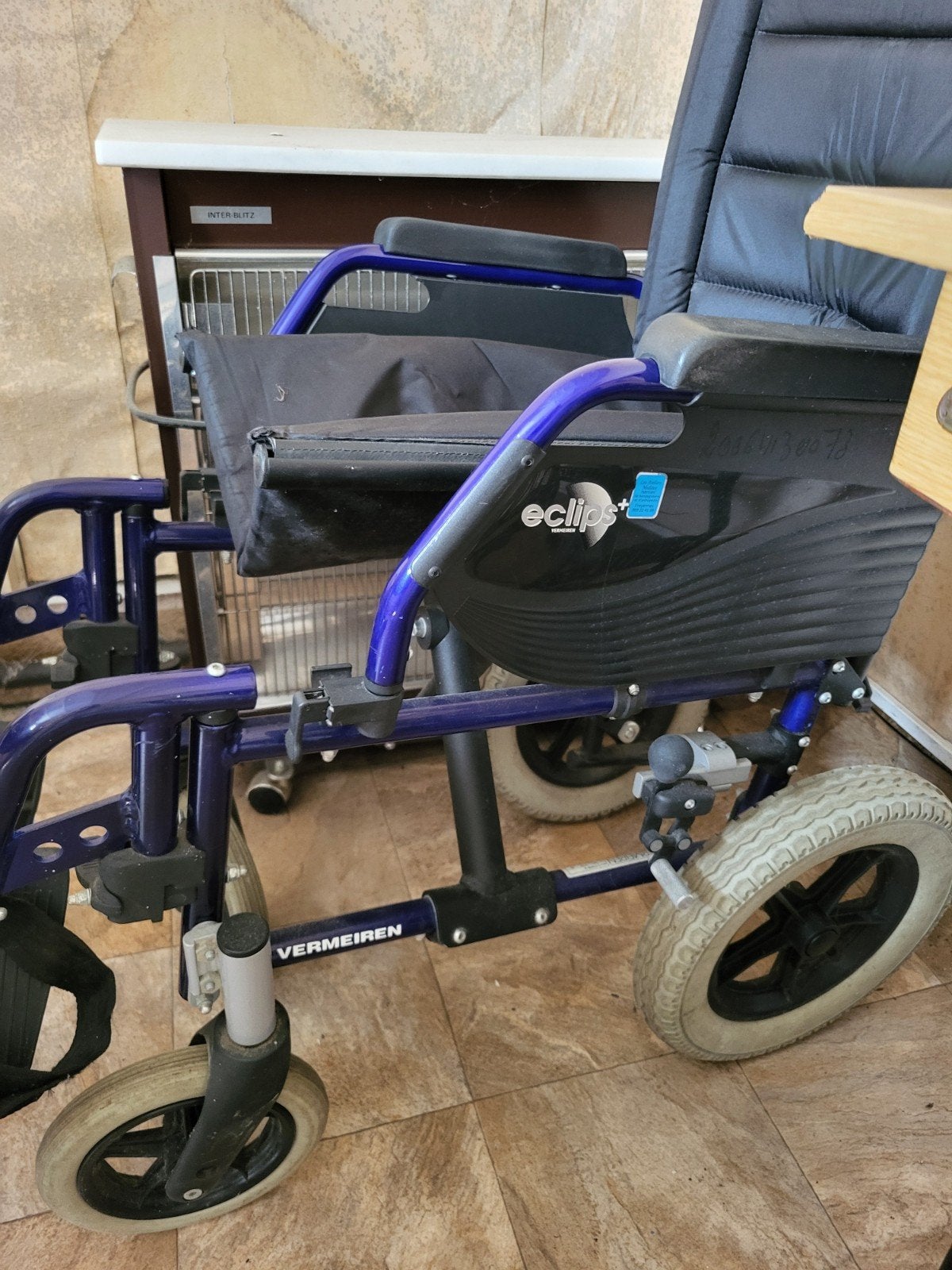 Chaise roulante Vermeiren Eclips. 50 euros à venir chercher, Divers, Enlèvement, Pliant, Comme neuf, Fauteuil roulant à pousser