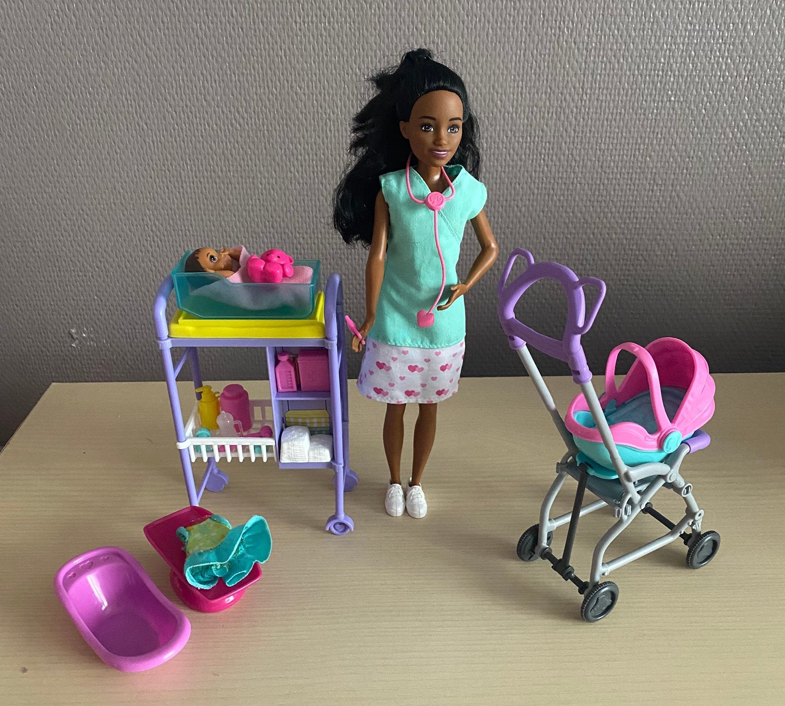 Barbie Pédiatre Brune Cabinet médical, 1 bébé et Accessoires, Enlèvement ou Envoi, Comme neuf, Barbie