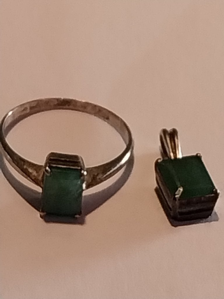 BAGUE ET PENDENTIF EN  ARGENT AVEC EMERAUDES PLUS 15 CARATS, Bijoux, Sacs & Beauté, Bagues, Enlèvement ou Envoi, 18 à 19, Comme neuf