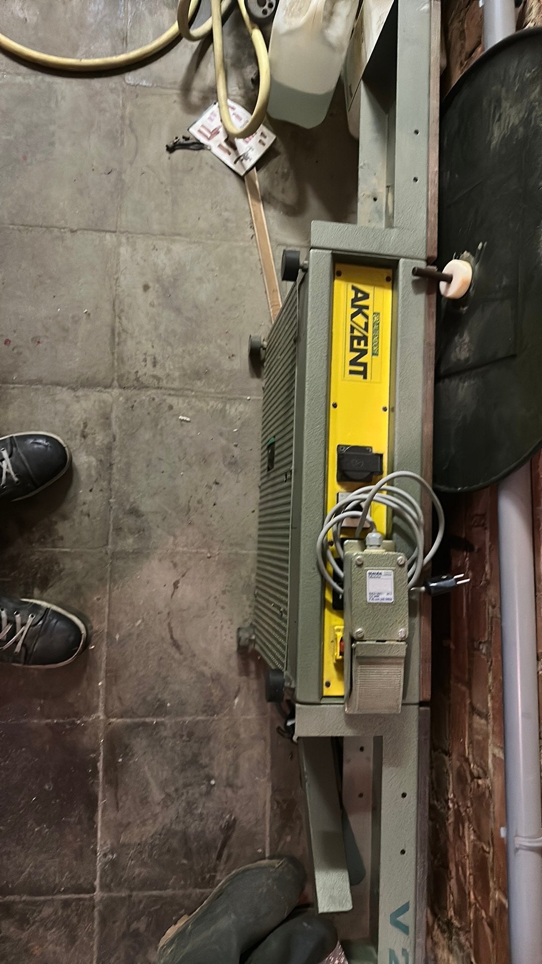 Kantenlijm machine, Enlèvement