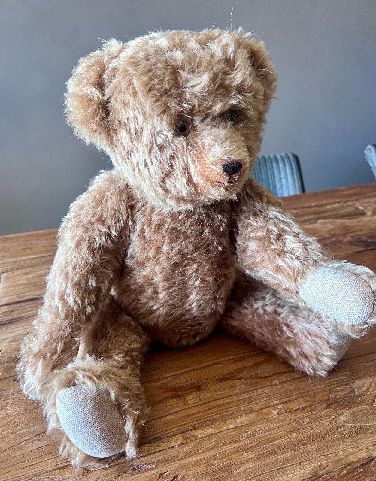 Handgemaakte karakterbeer in echte mohair, Verzamelen, Beren en Cherished Teddies, Ophalen, Zo goed als nieuw, Stoffen beer, Overige merken