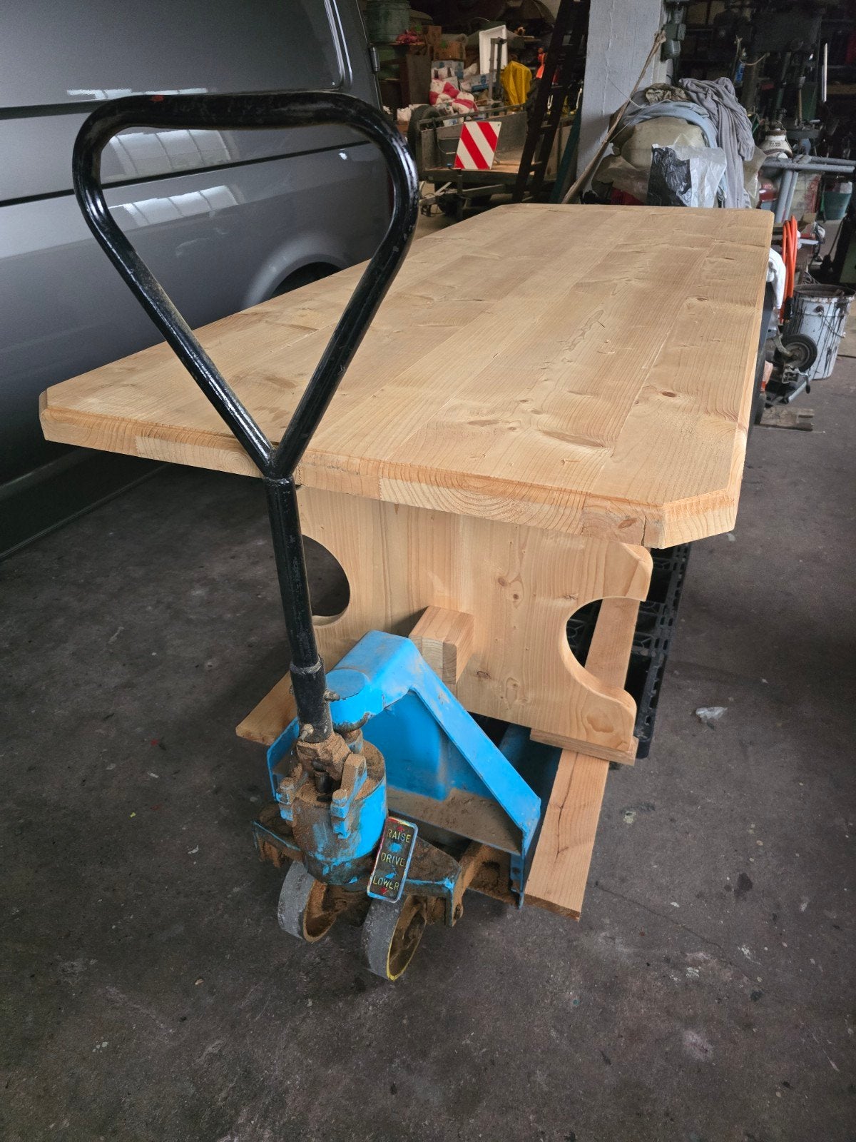 Kloostertafel met kenmerkende halve uitsparingen in de poten, Ophalen