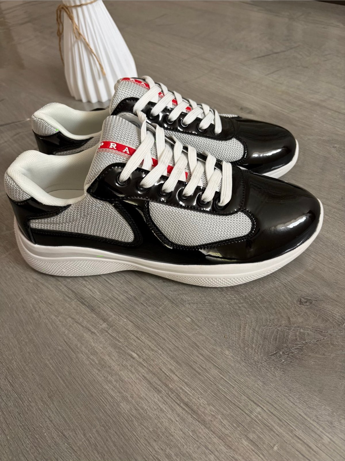 Prada sneakers 43- Zwart & Wit - NIEUW, Kleding | Heren, Schoenen, Ophalen of Verzenden, Zo goed als nieuw, Wit, Sneakers