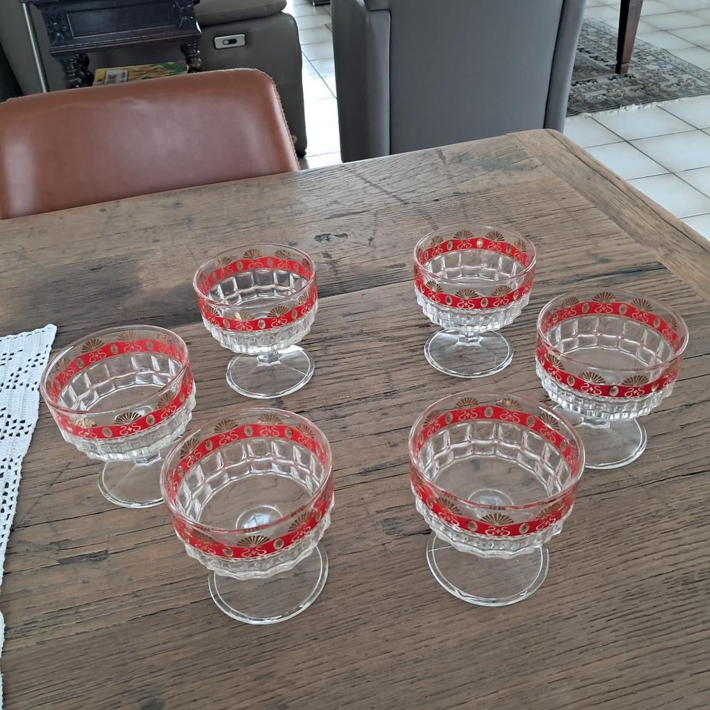 6 glazen op.voet, Ophalen of Verzenden, Gebruikt