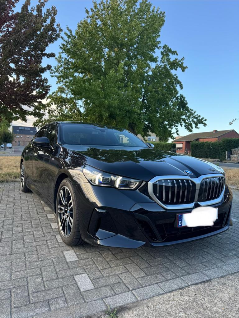 BMW 520i — Toit panoramique — Option complète Premium !, Autos, BMW, Cuir, Phares entièrement LED, Euro 6, Carnet d'entretien