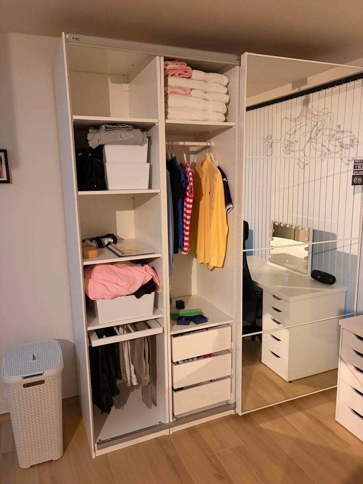 Belle armoire à vendre, âgée de moins d'un an, disparue pour, Enlèvement ou Envoi