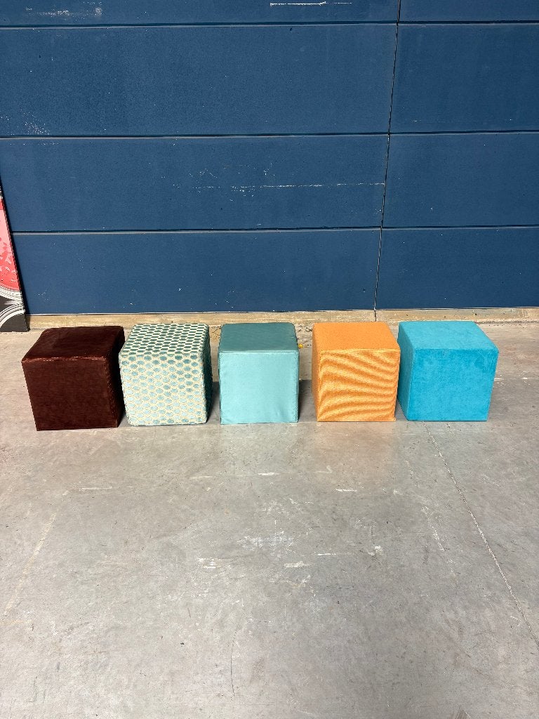 set van 5 kleurijke kubus poefs/ zitblokken, Huis en Inrichting, Zetels | Voetbanken en poefs, Ophalen, Minder dan 50 cm, Gebruikt
