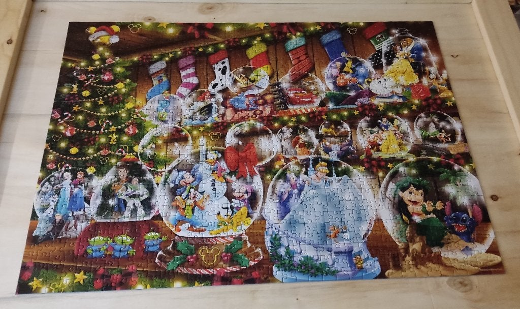 puzzel ravensburger disney sneeuwglobes 1000 stuks kerstmis, Ophalen of Verzenden, 500 t/m 1500 stukjes, Zo goed als nieuw, Legpuzzel