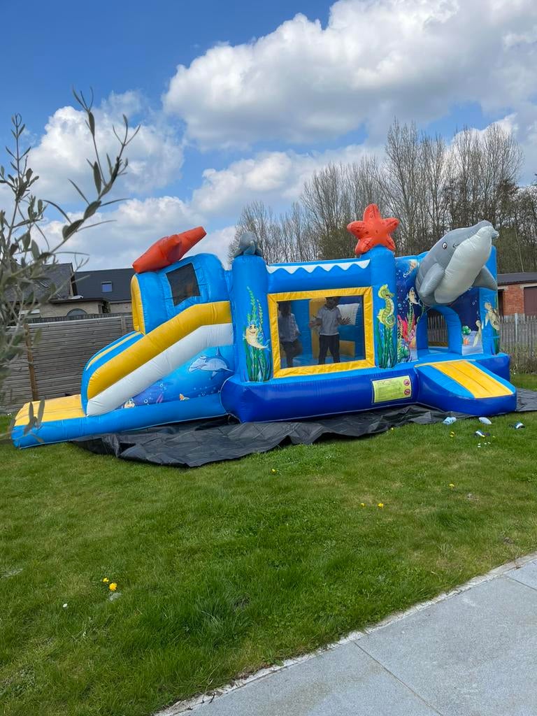 2 springkastelen + contract feestzaal, Ophalen, Zo goed als nieuw