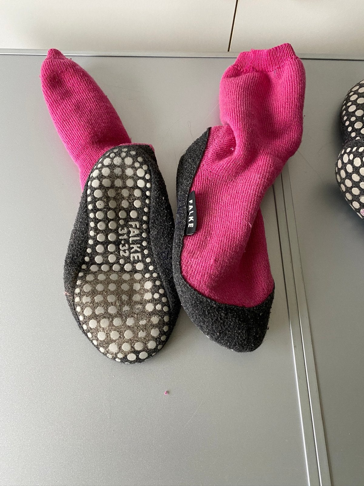 🍄 Falke antislip pantoffels / sloefen . Maat 31-32, Ophalen of Verzenden, Gebruikt