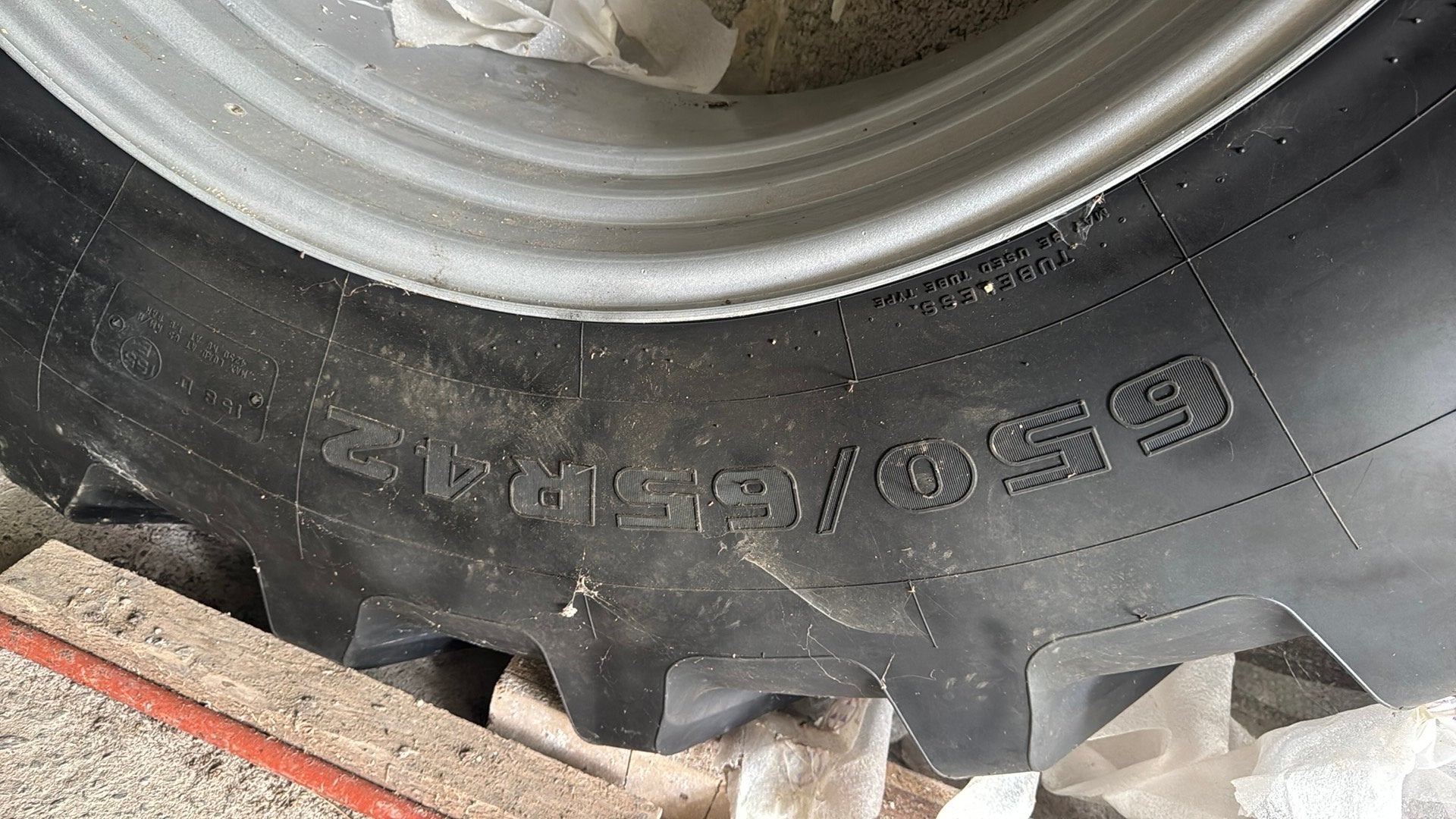 Nouveau pneu de tracteur sur jante Firestone 650/65R42, Enlèvement