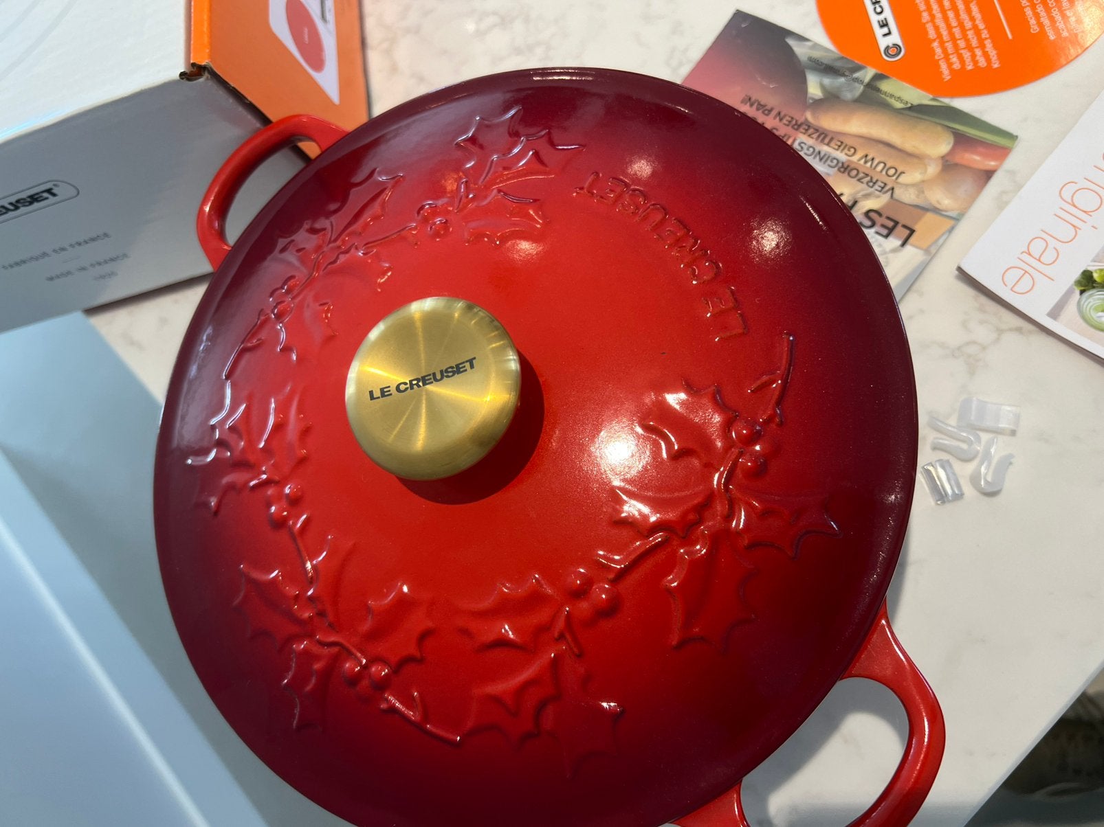 Nouveau Marmite de Noël Le Creuset 26 cm Cerise, Neuf, Enlèvement ou Envoi, Compatible induction, Le Creuset