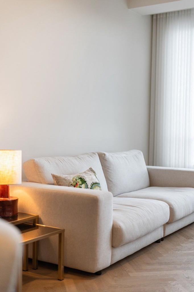 Moderne beige design zetel + poef, 1 jaar oud, Ophalen, Zo goed als nieuw, Stof