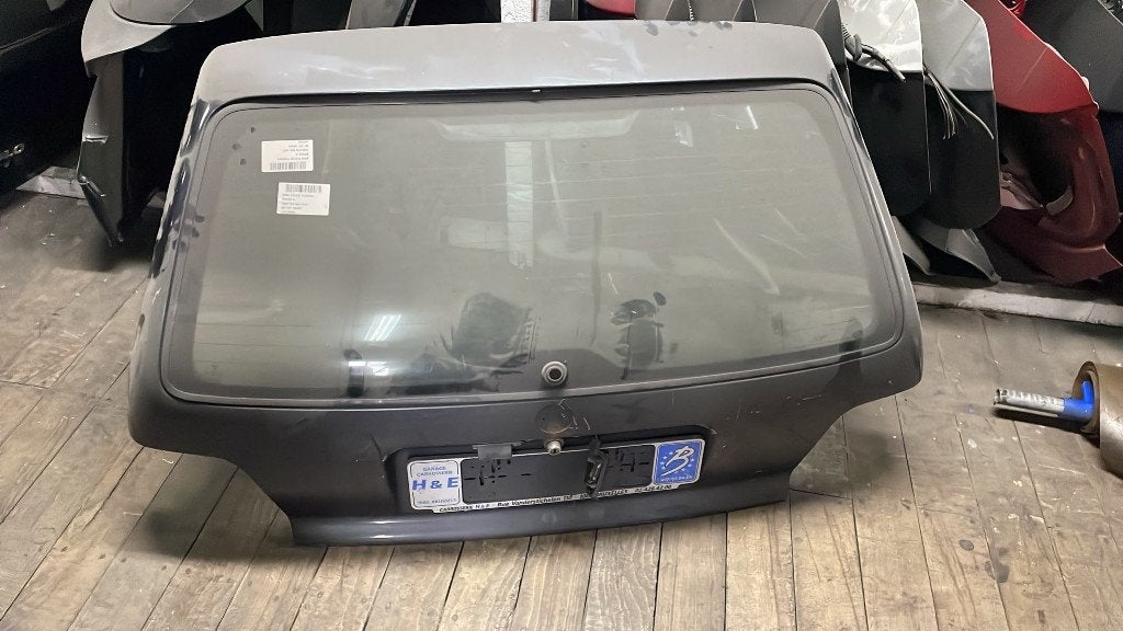VITRE ARRIÈRE BMW 3 serie Touring (E36 / 3), Utilisé, BMW, Petuelring 130
80809  München, DE, Bayerische Motoren Werke AG
