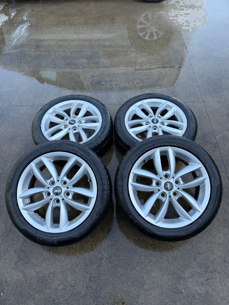 mini cooper Countryman velgen 17" met winterbanden 205/55!, Autos : Pièces & Accessoires, Pneus et Jantes, Pneus hiver, Véhicule de tourisme