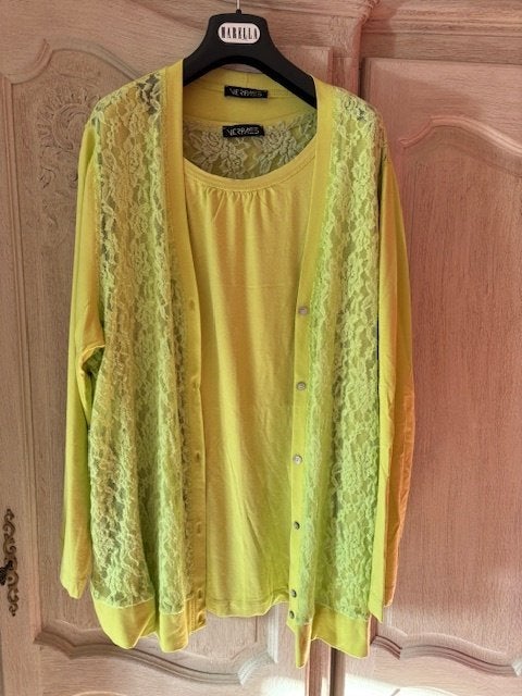 t shirt + bijhorende vest maat 50, Ophalen of Verzenden