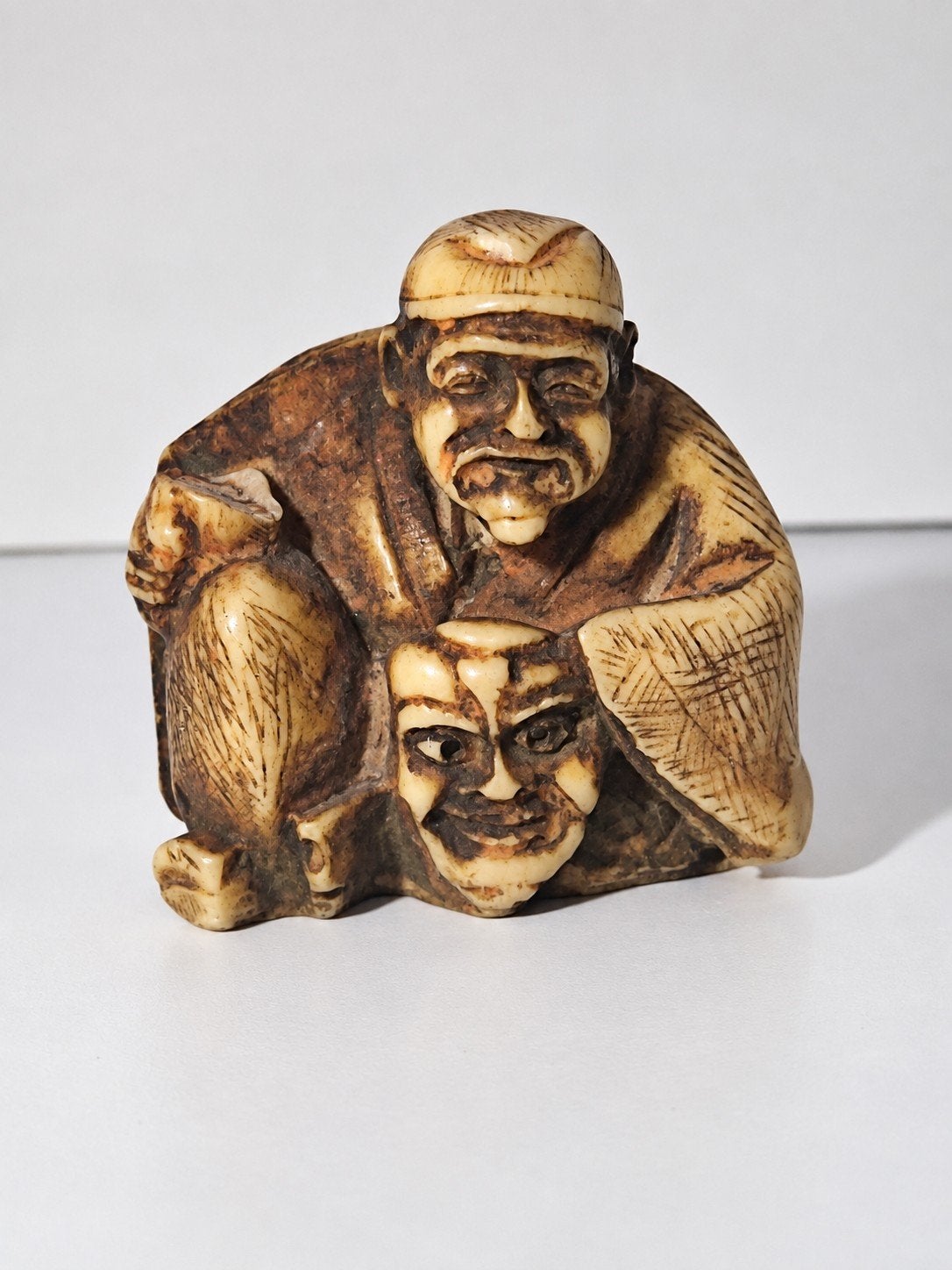 Japans vintage netsuke-achtig beeldje – man met masker 38mm, Sculpture, Enlèvement ou Envoi, Beige, Japon