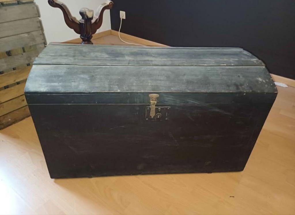 Coffre ancien en bois noir – style vintage, Enlèvement