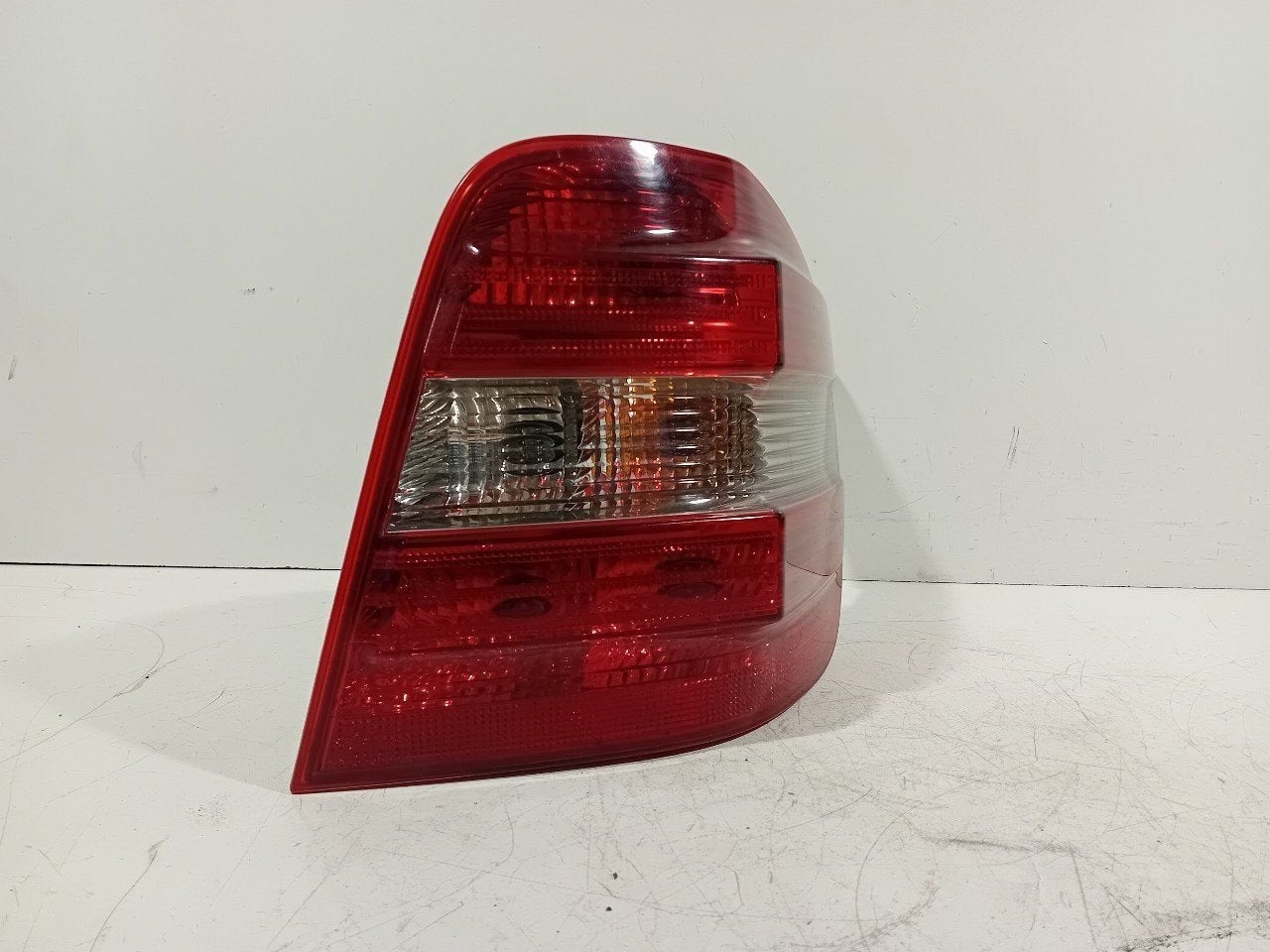 Achterlicht links buiten Mercedes-Benz ML-Klasse, Onderdelen@venauto.nl, Van der Ven Autorecycling B.V., Gebruikt, Ettenseweg 76, 4706 PB Roosendaal, The Netherlands