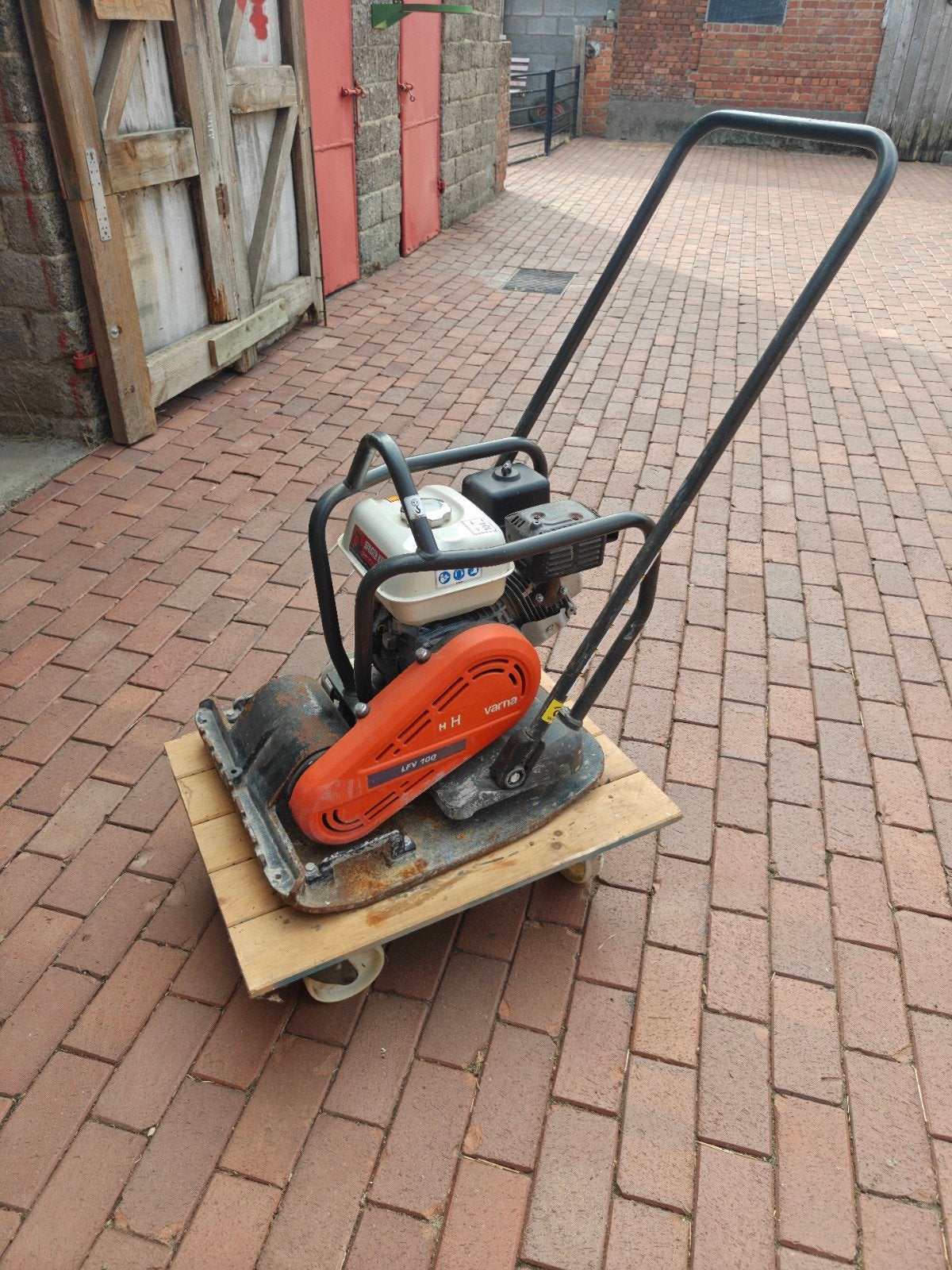Husqvarna LFV100 Trilplaat (2023)
Motor: Honda GX160
Vermoge, Doe-het-zelf en Bouw, Gereedschap | Overige machines, Zo goed als nieuw