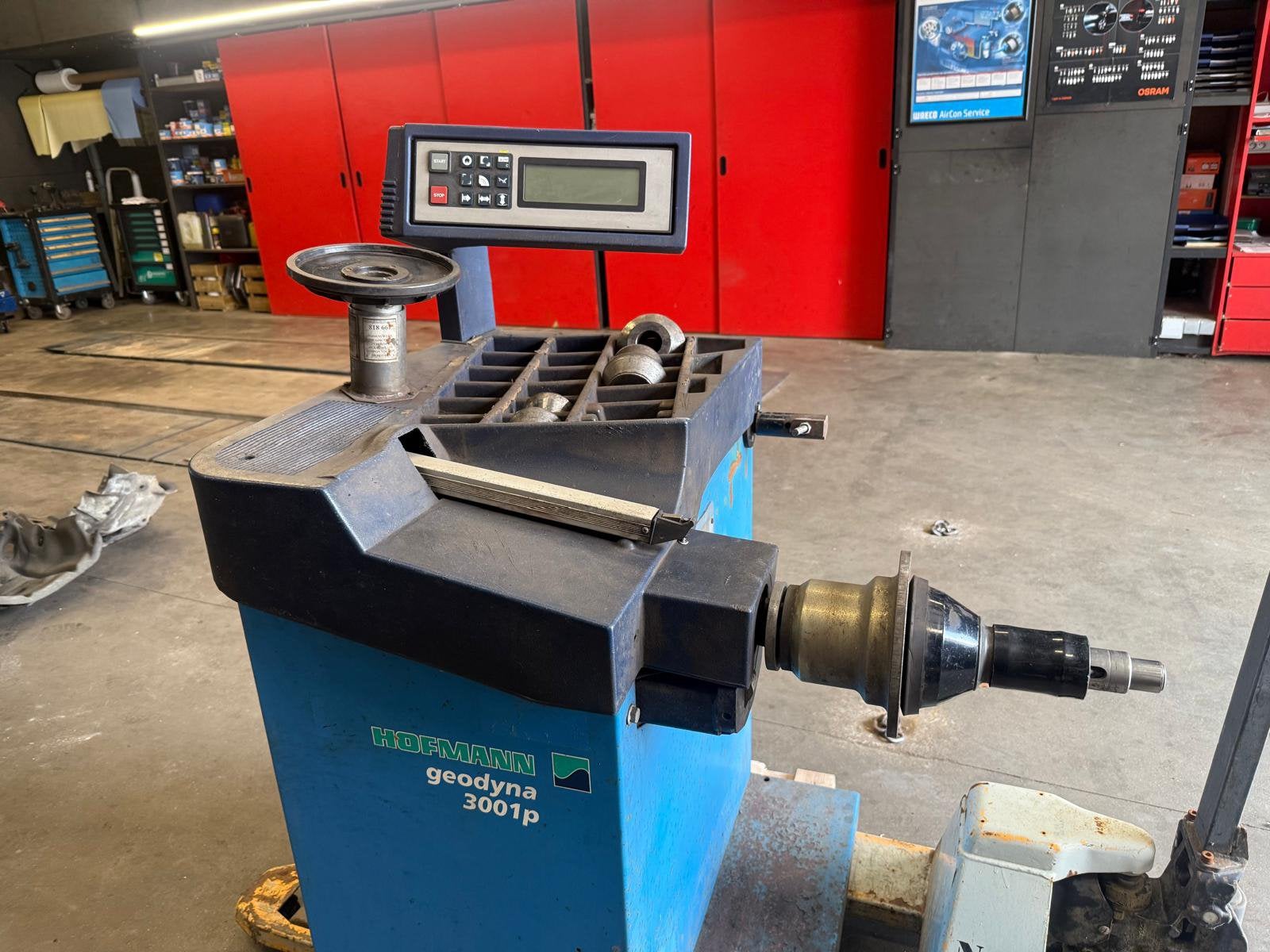 Hofmann Geodyna 3001P – Bandenbalanceermachine, Ophalen, Zo goed als nieuw