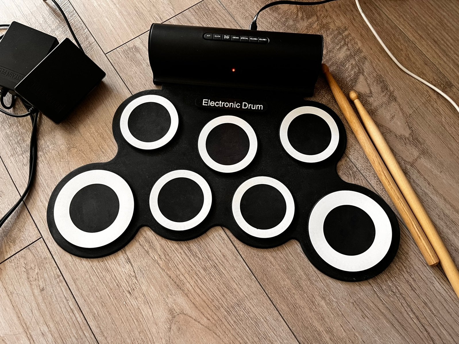 Batterie électronique en silicone portable + pédales, Musique & Instruments, Batteries & Percussions, Enlèvement ou Envoi, Comme neuf