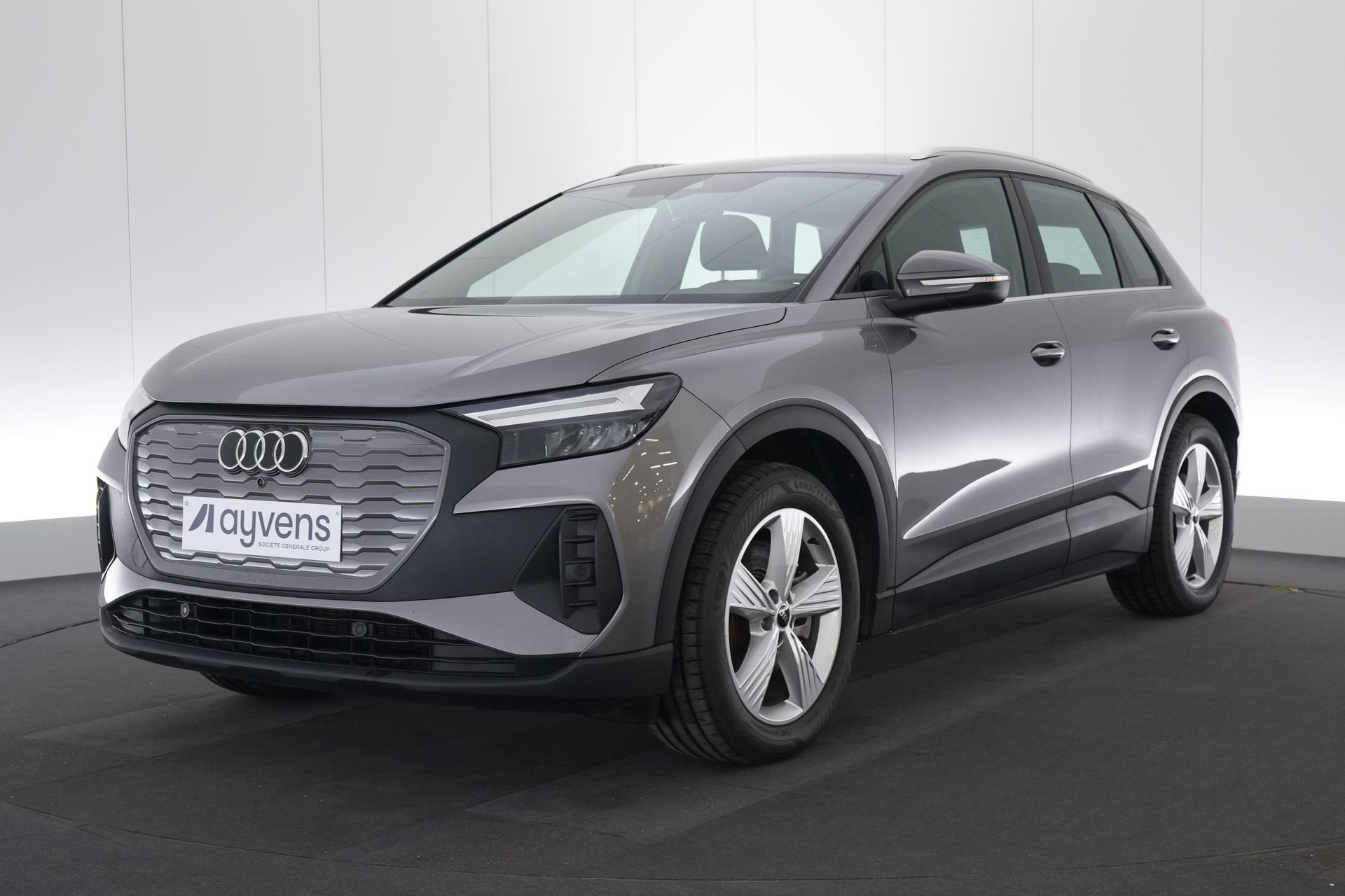 (2EMA005) AUDI Q4 E-TRON, Autos, Achat, Entreprise, Carnet d'entretien, 5 portes