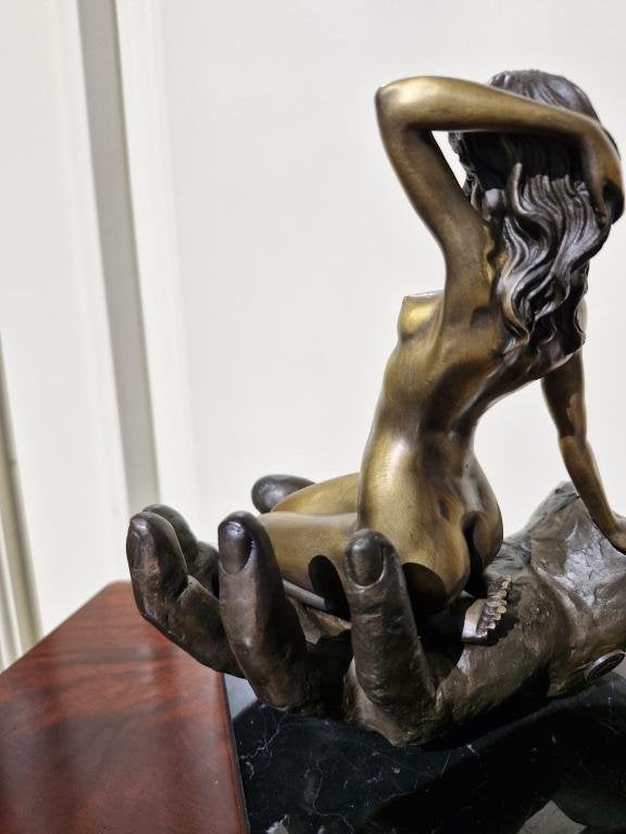 brons beeld , sensuele vrouw op hand, Ophalen of Verzenden, Nieuw