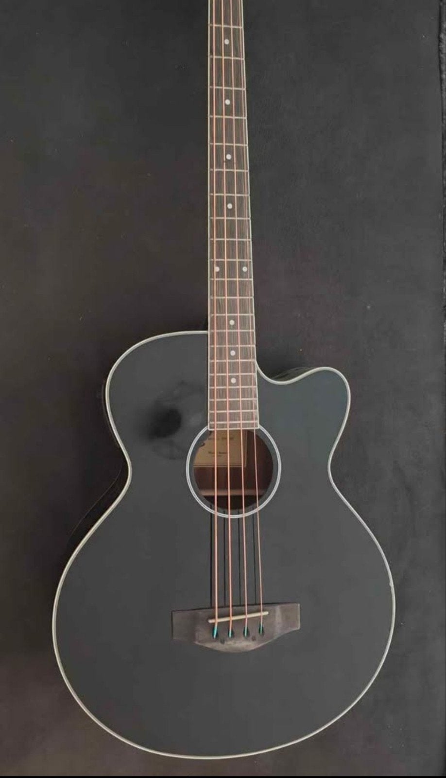 Semi-Akoestische basgitaar met toebehoren, Ophalen