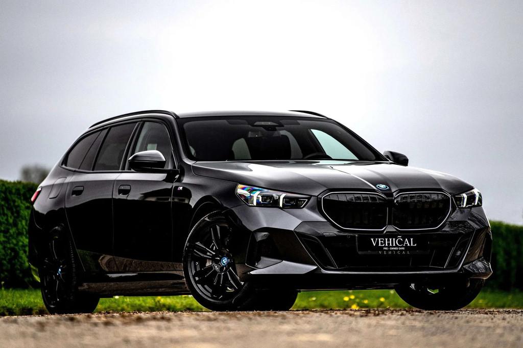 BMW i5 eDrive40 Touring M | B&W | PANO | 360 CAMERA |, Auto's, Automaat, Gebruikt, Zwart, 340 pk