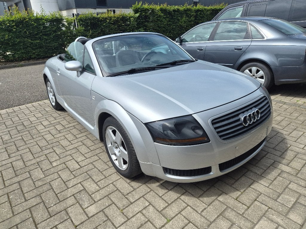 AUDI TT 1,8 TURBO 20v, Autos, Audi, Argent ou Gris, 110 kW, Boîte manuelle, Noir