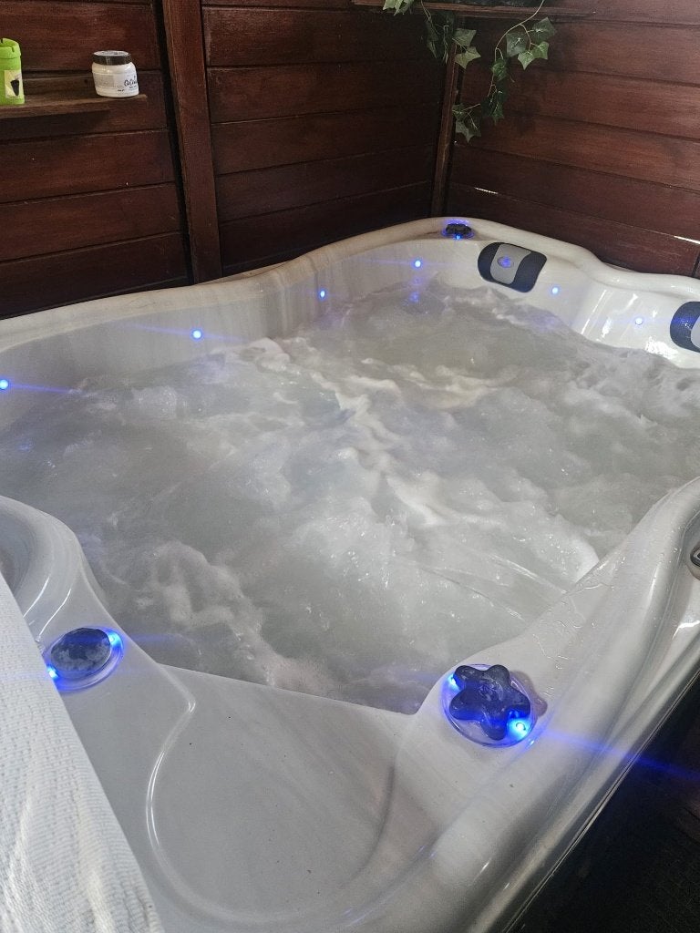 Jacuzzi met nieuwe warmtepomp, Tuin en Terras, Ophalen, Zo goed als nieuw, Filter, Vast