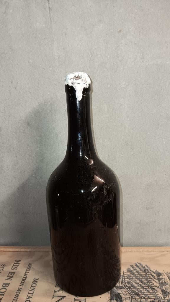 Antieke volle fles wijn uit 1800, Ophalen