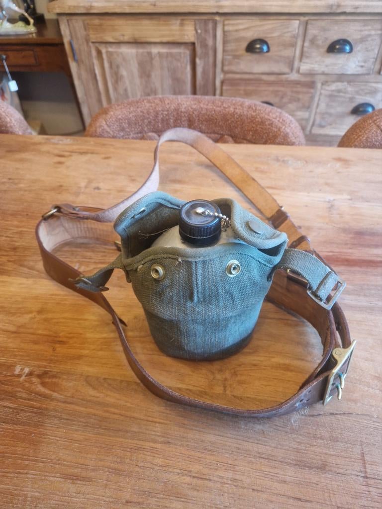 Militaire veldfles met lederen riem ABL 1951, Antiek en Kunst, Ophalen of Verzenden