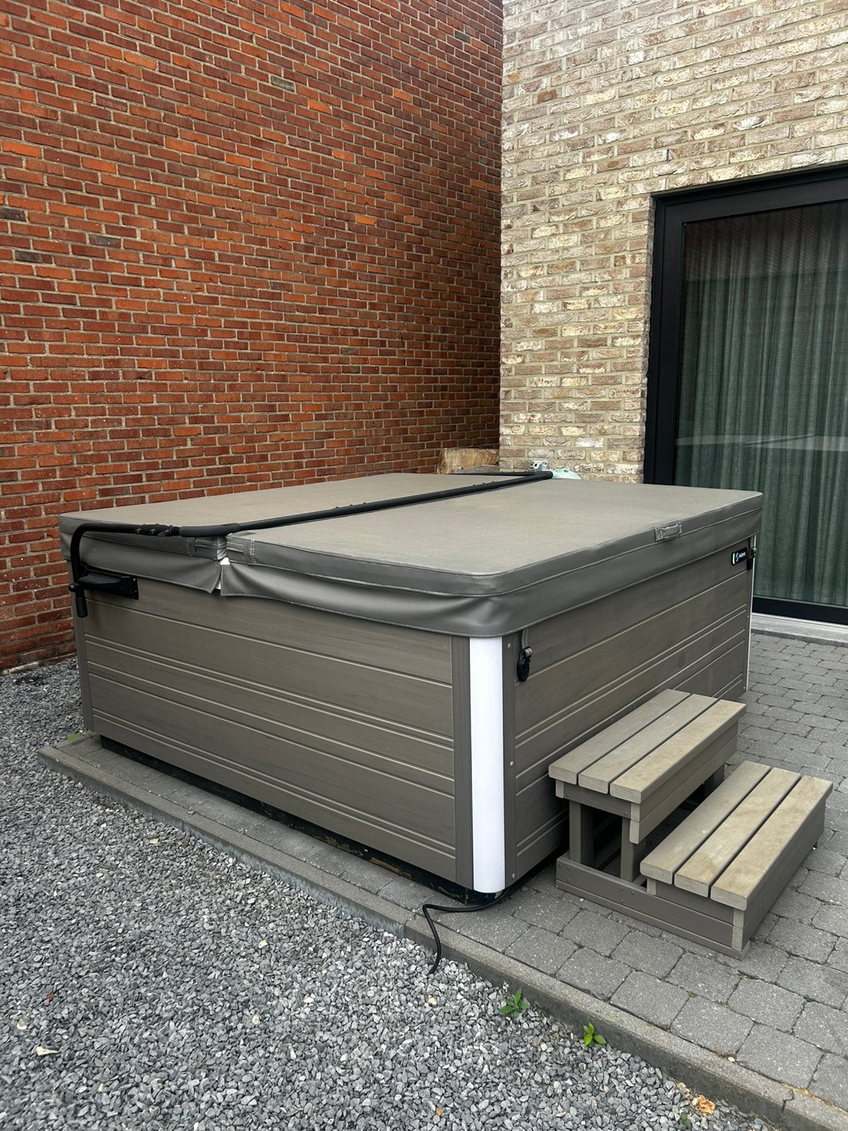 HotSpring Flair 2023 – Luxe Jacuzzi in Nieuwstaat – Compleet, Tuin en Terras, Ophalen, Zo goed als nieuw, Trap, Vast