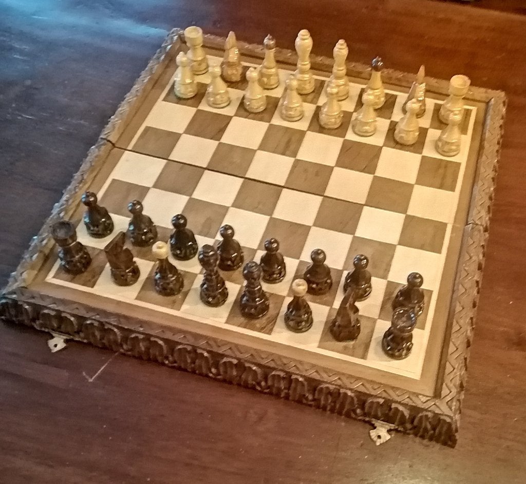 Houten schaakspel, artisanaal uitgevoerd als doos., Een of twee spelers, Ophalen of Verzenden, Nieuw