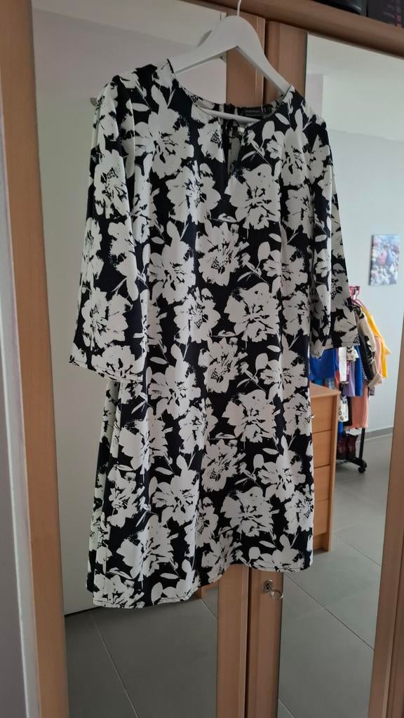 Zwart-wit zomerkleedje met versierd v-halsje, Overige kleuren, Zo goed als nieuw, Onder de knie, Ophalen