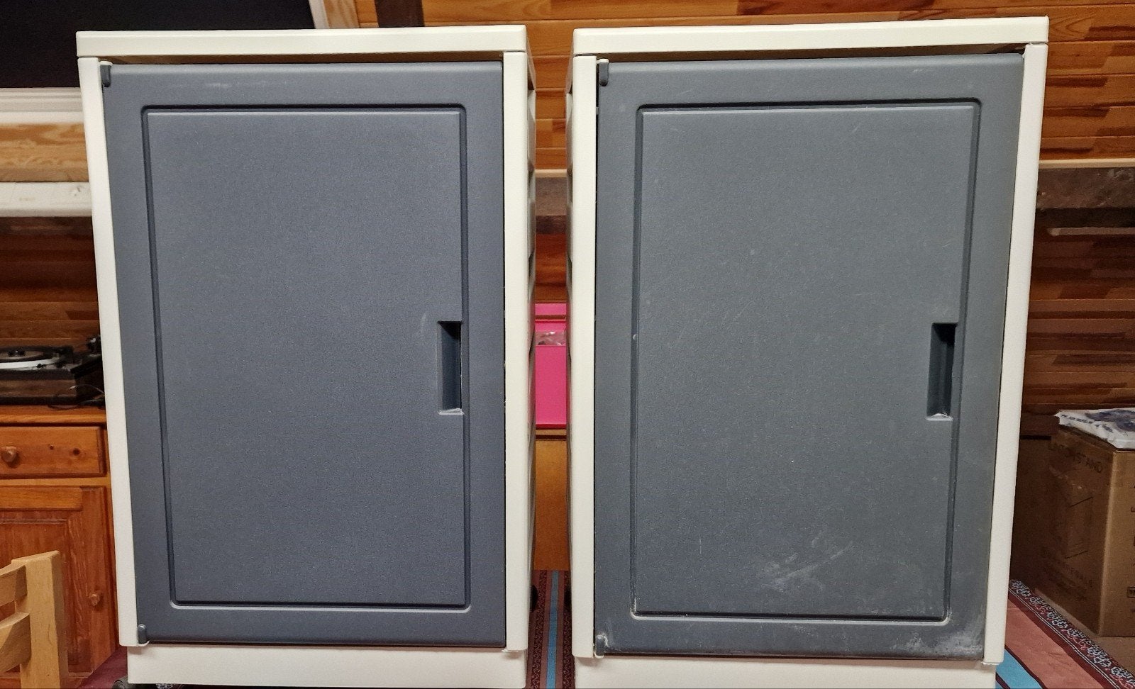 2 kastjes in kunsstof met wieltjes, Ophalen